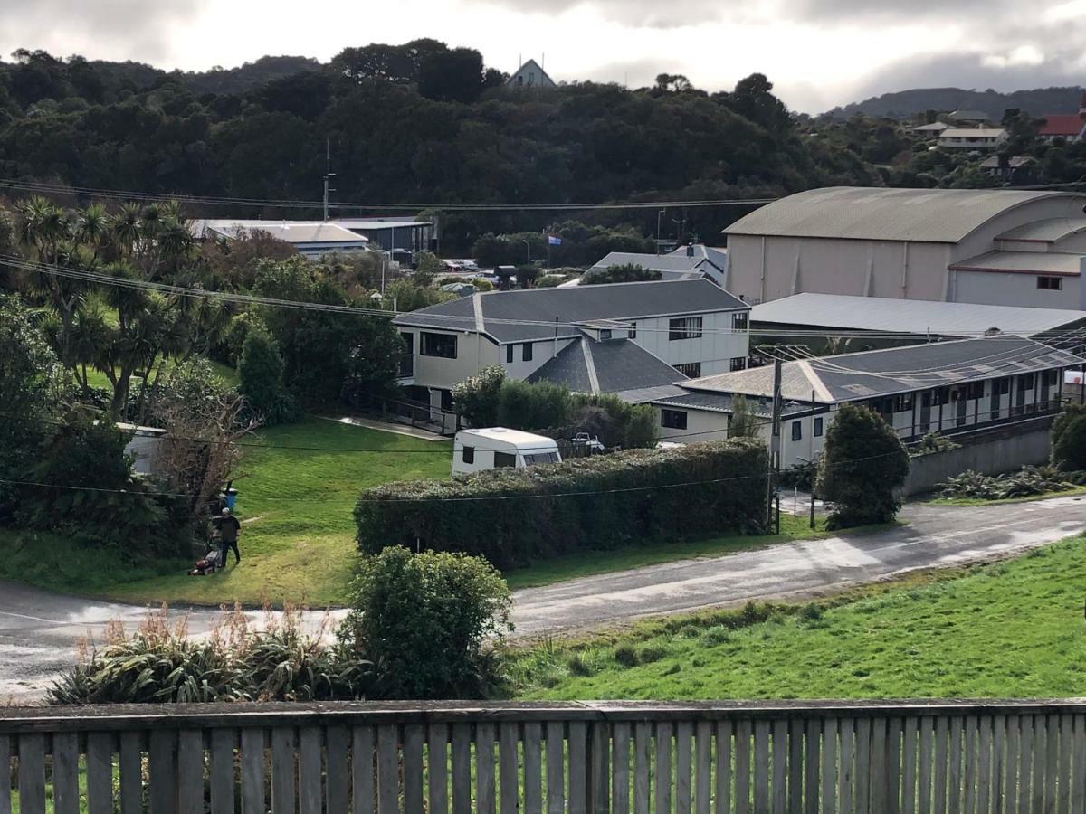 Ostello Stewart Island Backpackers Half-moon Bay Esterno foto