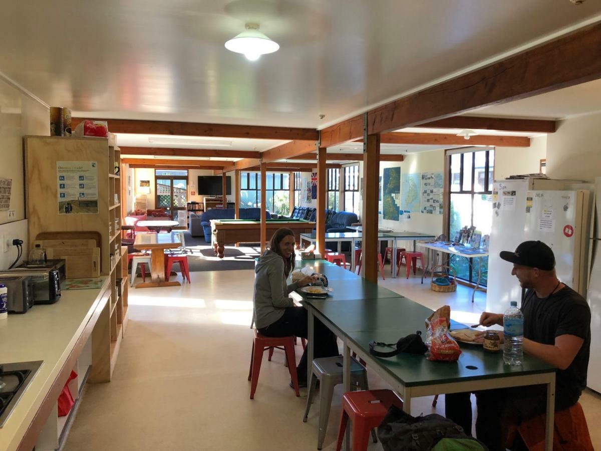Ostello Stewart Island Backpackers Half-moon Bay Esterno foto